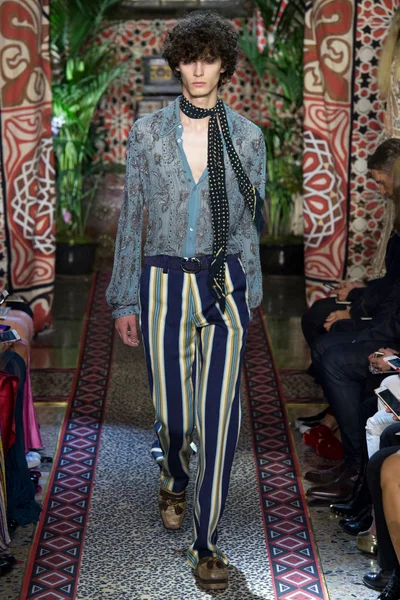 Look 18